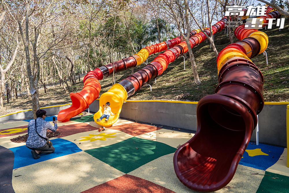 「森育冒險村」設有攀爬設施與溜滑梯，能讓孩子盡情放電。(攝影/黃敬文)