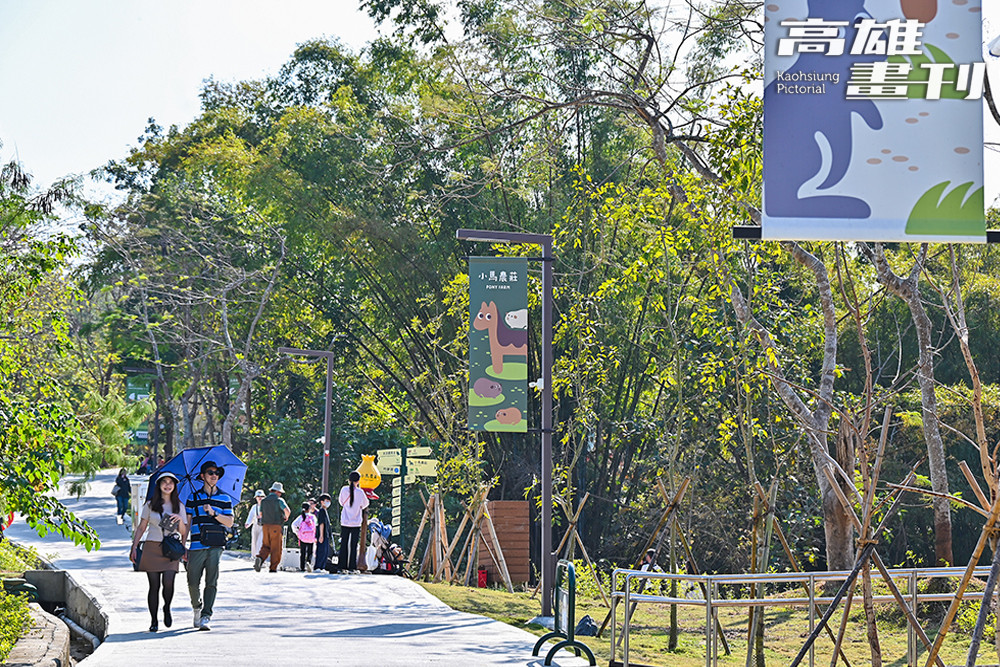 透過清楚標示的路線與分區，引導遊客走進森林教室，認識動物棲地、生態體驗與學習據點。(上：攝影/黃敬文、下：攝影/Carter)