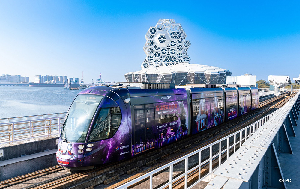 超人力霸王主題輕軌登場！邀請大小朋友跟著「光」一起探索城市。圖片提供/高雄市政府觀光局)