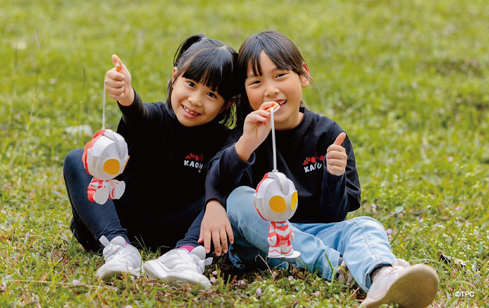 「初代超人力霸王」款式提燈外型經典，並巧妙設計成可呈現站立、坐姿以及飛行等多種姿態，讓大小朋友都能提著屬於自己的「光」漫遊在港灣之間。(圖片提供/高雄市政府觀光局)