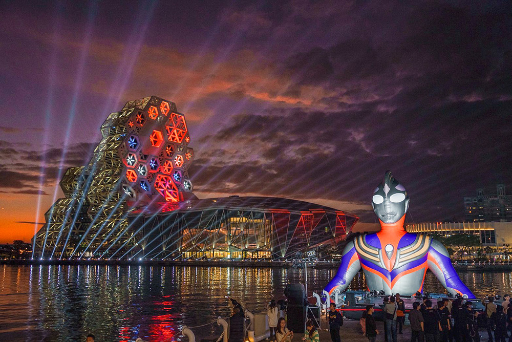 「超馬吉」燈光秀以第一代超人力霸王為靈感，點亮鮮紅、銀白經典配色，成為2026 高雄冬日遊樂園必拍場景。（圖片提供/高雄市政府觀光局）