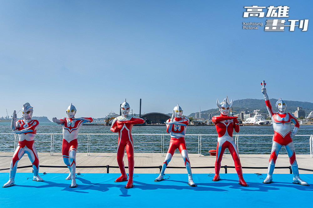 碼頭樂園有多組超人力霸王主題藝術裝置，包括帥氣的初代對戰哥摩拉、Q版傑洛與巴爾坦星人等。（攝影/黃敬文）