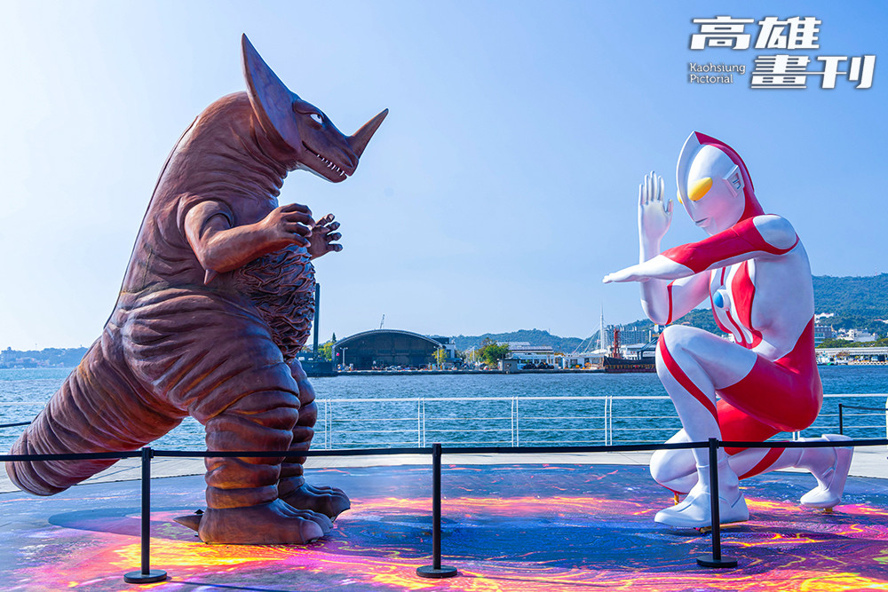 碼頭樂園有多組超人力霸王主題藝術裝置，包括帥氣的初代對戰哥摩拉、Q版傑洛與巴爾坦星人等。（攝影/黃敬文）