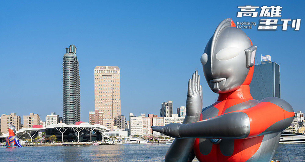 超人力霸王霸氣守護愛河灣。(圖片提供/上：高雄市政府觀光局、下：攝影/黃敬文)