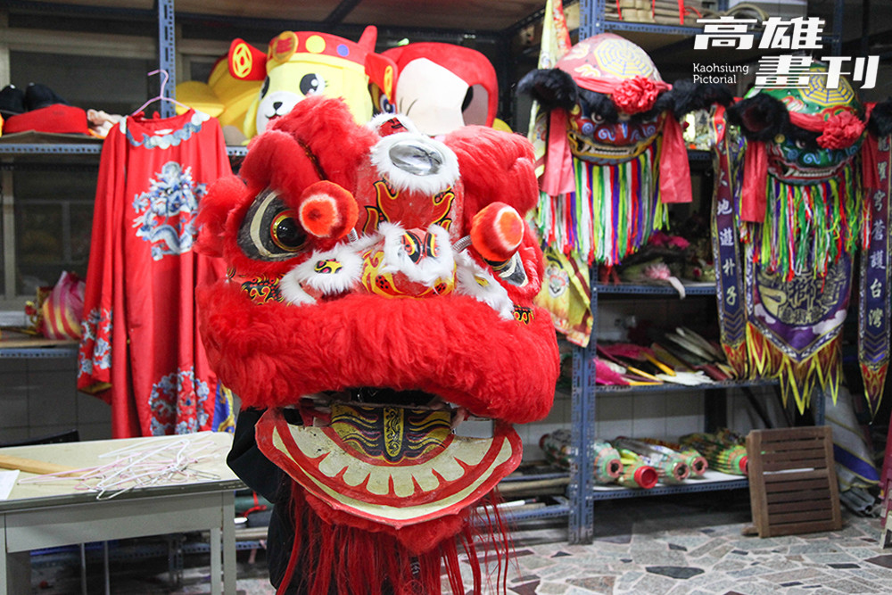 演出的道具和舞台，都是自己製作設計，音樂也是配合演出挑選並編曲。(攝影/李瑰嫻)