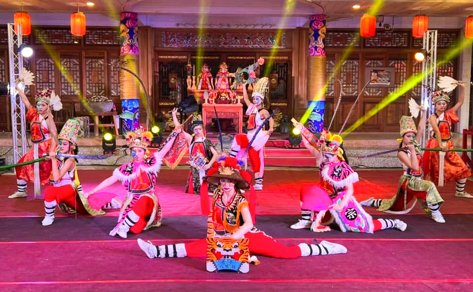 藝陣從早期繞境活動，演變為吸引觀光的技藝表演。(圖片提供/振宗藝術團)