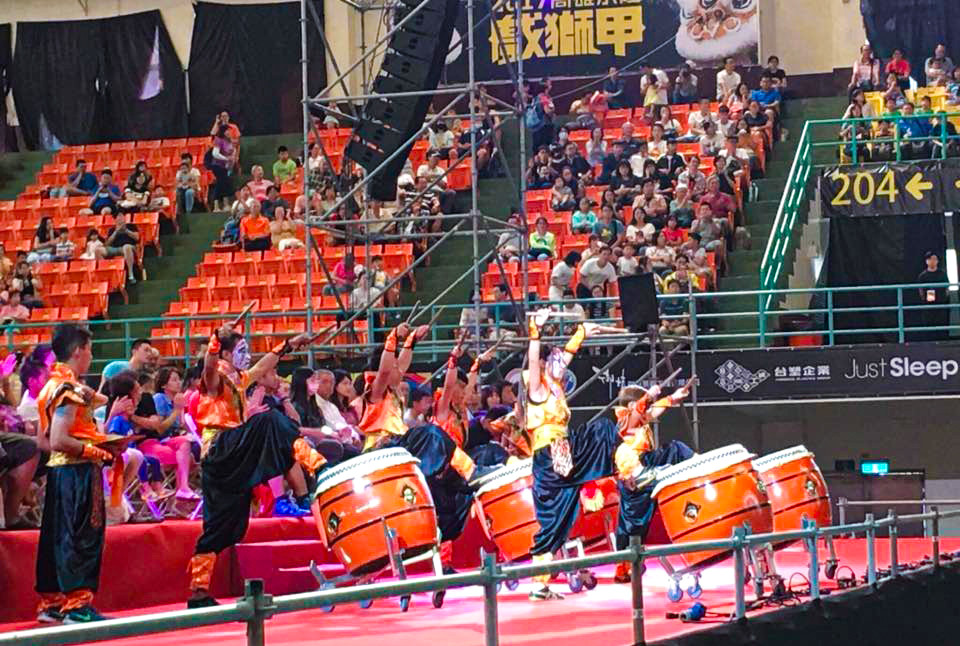 振宗藝術團參與高雄戲獅甲活動，在高雄巨蛋近萬人面前演出。(圖片提供/振宗藝術團)