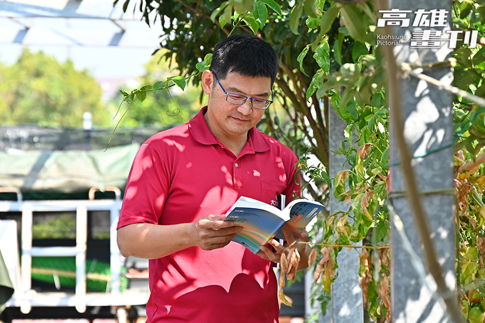 在大樹常見的鳳梨田前，莊毅冠細數大樹文史寶藏。（攝影/Carter）