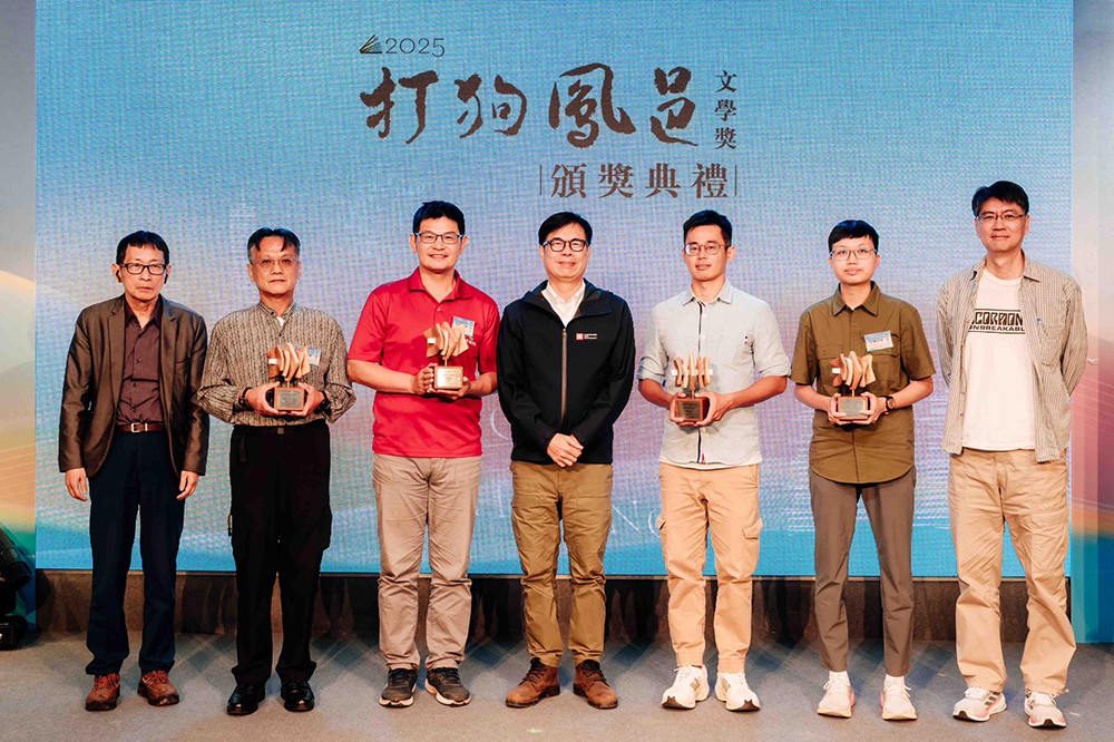 以大樹文史入臺語詩，莊毅冠（左3）獲得高雄打狗鳳邑文學獎肯定。（圖片提供/莊毅冠）