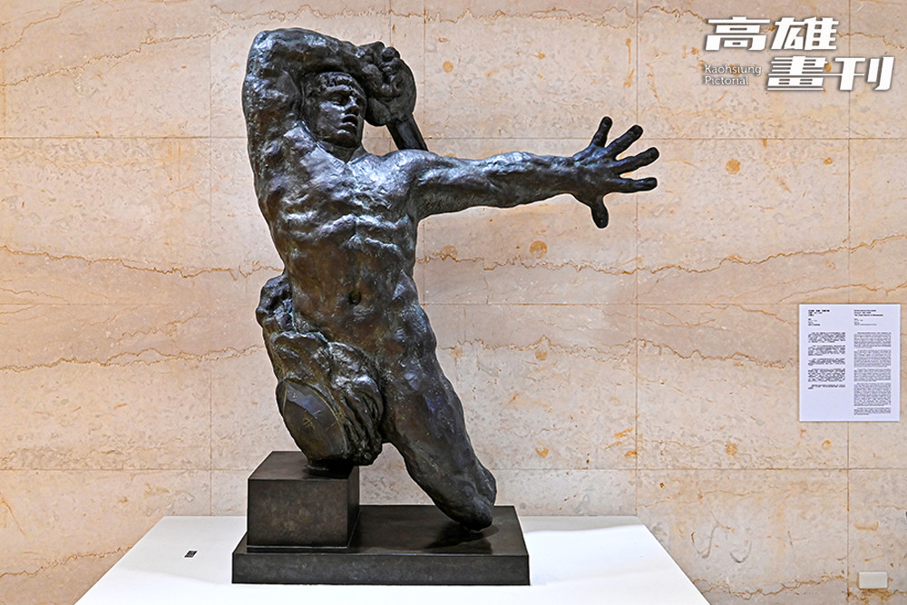 厲旭曾在高美館模仿艾米勒．安端．布爾代勒的雕塑作品《大戰士》姿勢並合影。(攝影/Carter)