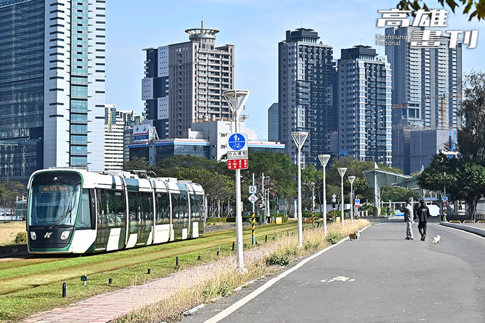 沿著高雄輕軌慢跑，能在移動中從不同角度欣賞城市樣貌。(攝影/Carter)