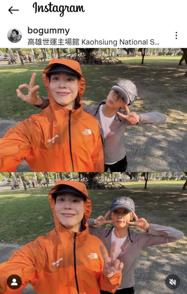 取自朴寶劍IG截圖：朴寶劍再訪高雄參加「AAA亞洲明星盛典」，與女星好友惠利在樹前合影。
