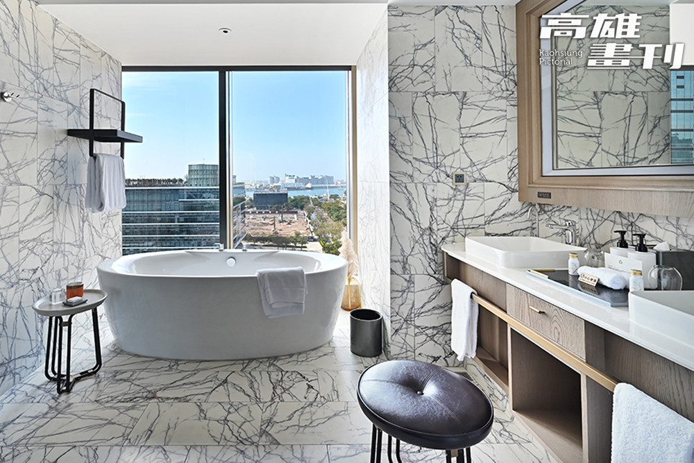開放式套房擁有寬敞浴室，泡澡同時可欣賞港灣美景。(攝影/Carter)