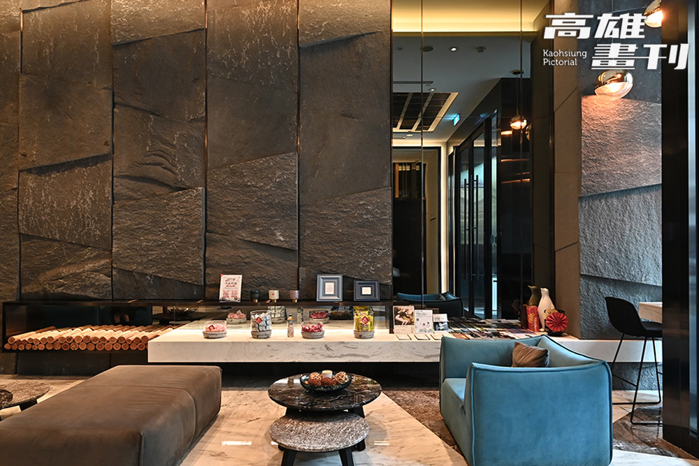 酒店運用木、鐵、岩等自然材質，營造低調有層次的都會氣氛。(攝影/Carter)