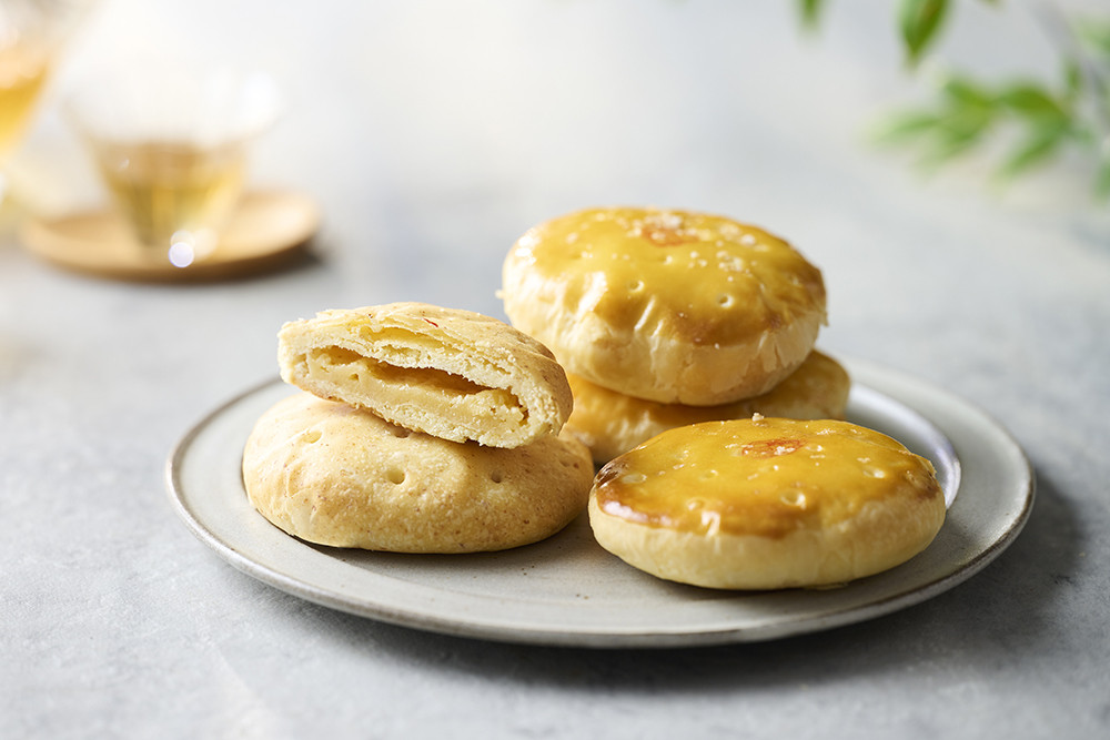 百年工藝太陽餅交織法國頂級鹽之花，呈現迷人的法式風味。(圖片提供/舊振南)