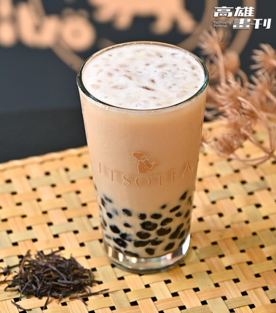 被網友眼尖發現香港歌手陳奕迅在IG上分享一手私藏世界紅茶（漢神自強店）的珍珠太厚生乳奶茶，立刻被封為「E神同款」奶茶。（攝影/Carter）