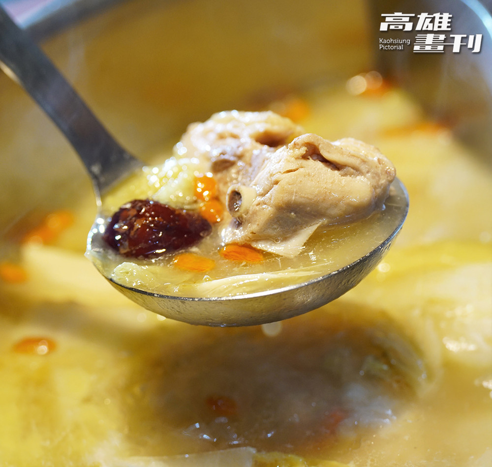 TWICE成員子瑜、Momo和Sana對溫肚火鍋的濃唇養生雞鍋讚不絕口。(攝影/曾信耀)