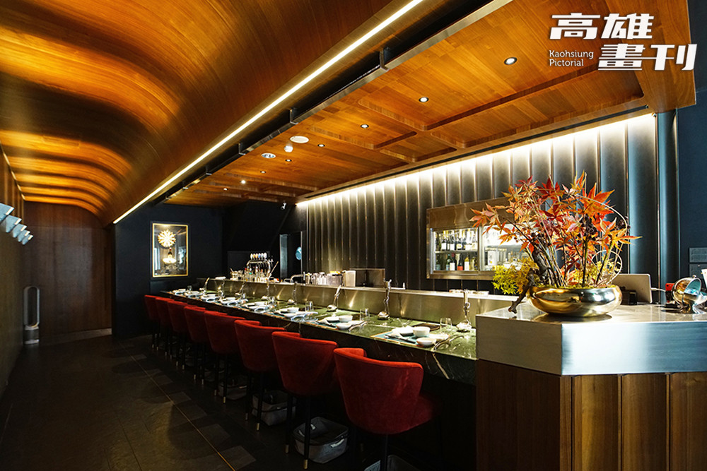 溫肚火鍋是高雄少見結合酒吧的深夜火鍋餐廳，一樓吧檯提供汲飲式雞尾酒。(攝影/曾信耀)