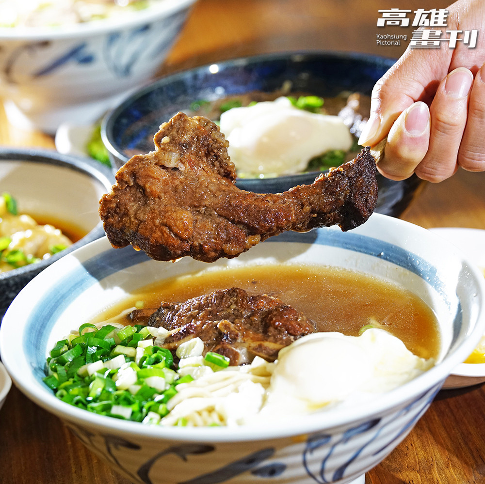 從蒸籠裡取出的霜降排骨，肉嫩多汁，配上清燉的湯頭，讓人馬上大快朵頤吃起來。(攝影/曾信耀)