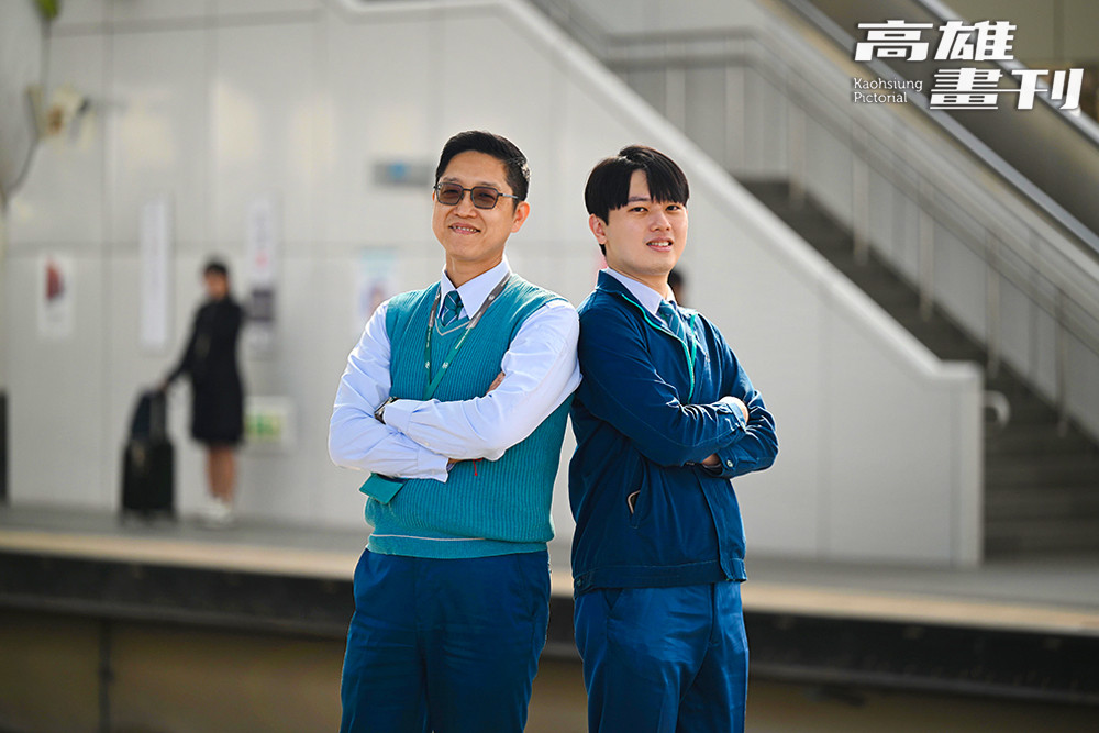 高雄捷運世運站林忠明站長（左）與高雄輕軌司機員簡肇杙（右）在世運主場館演唱會疏運工作中唱歌安撫乘客意外爆紅，也讓捷運站成為演唱會後第二現場，是高雄演唱會經濟的亮點之一。（攝影/Carter）