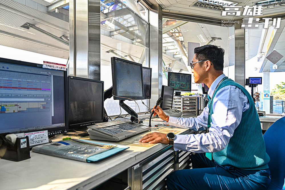 林忠明強調大量疏運工作高雄市政府與高雄捷運公司全體都各司其職，他要監控掌握現場狀況之外， 在韓國梨泰院踩踏事故後也不斷思考：他的角色還能做什麼強化整體疏運安全，因而有了唱歌安撫乘客的靈感。（攝影/Ca