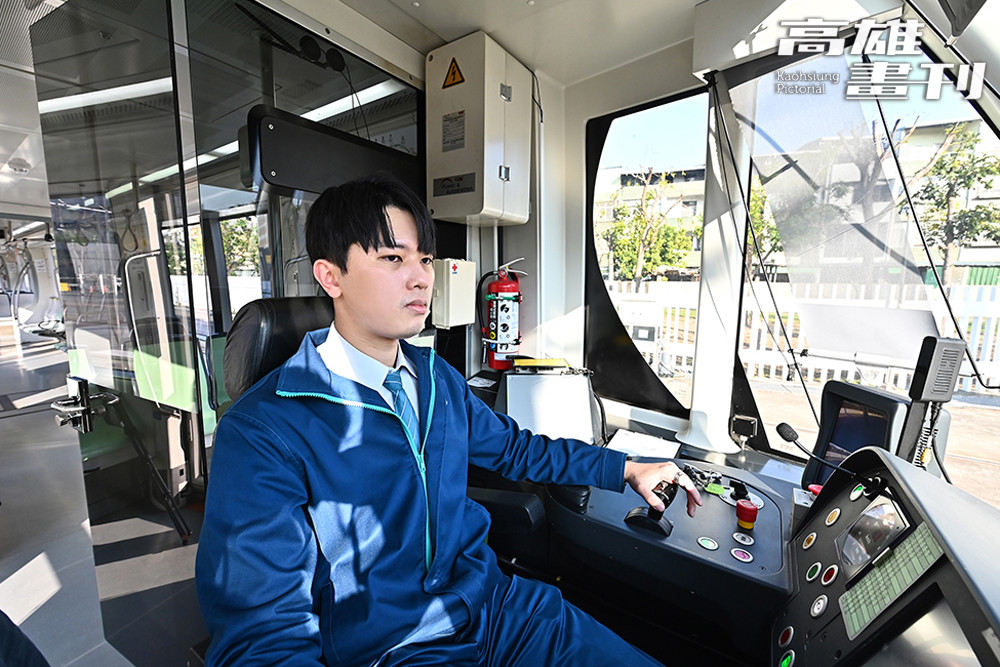 簡肇杙退伍後報考捷運維修工程師，因個性外向，希望能從事直接服務乘客的工作，於是輕軌司機員徵才時便報考並且順利轉任。（攝影/Carter）