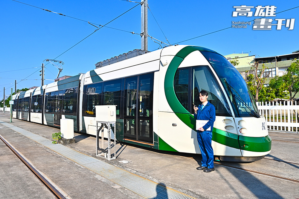 簡肇杙除了駕駛輕軌，也需要做出車前相關檢查及行車間的乘客服務，皆由司機員一手包辦。（攝影/Carter）