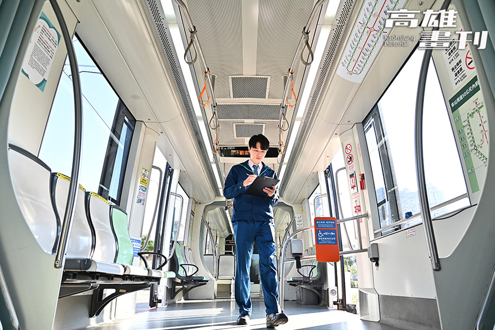 簡肇杙除了駕駛輕軌，也需要做出車前相關檢查及行車間的乘客服務，皆由司機員一手包辦。（攝影/Carter）
