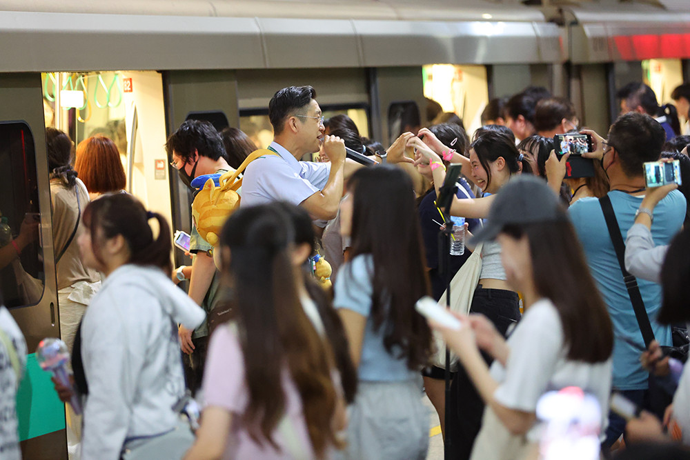 林忠明於演唱會疏運工作一唱成名，他表示剛開始基於疏運安全，想要分散乘客排隊等待的注意力，也想要玩演唱會與第一排觀眾握手的梗打算搞笑，很高興受到乘客的喜愛。（圖片提供/高雄捷運公司）