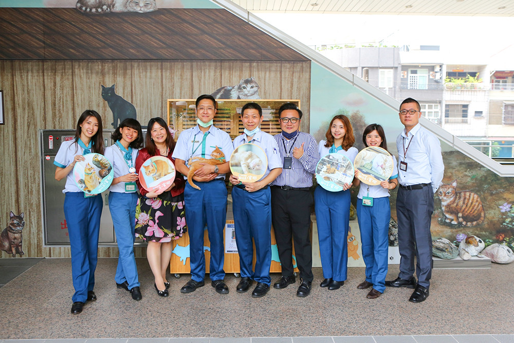 2020年9月蜜柑站長加入高雄捷運大家庭，在R22A橋頭糖廠站賣萌——喔，不，是上班就職！（圖片提供/高雄捷運公司）