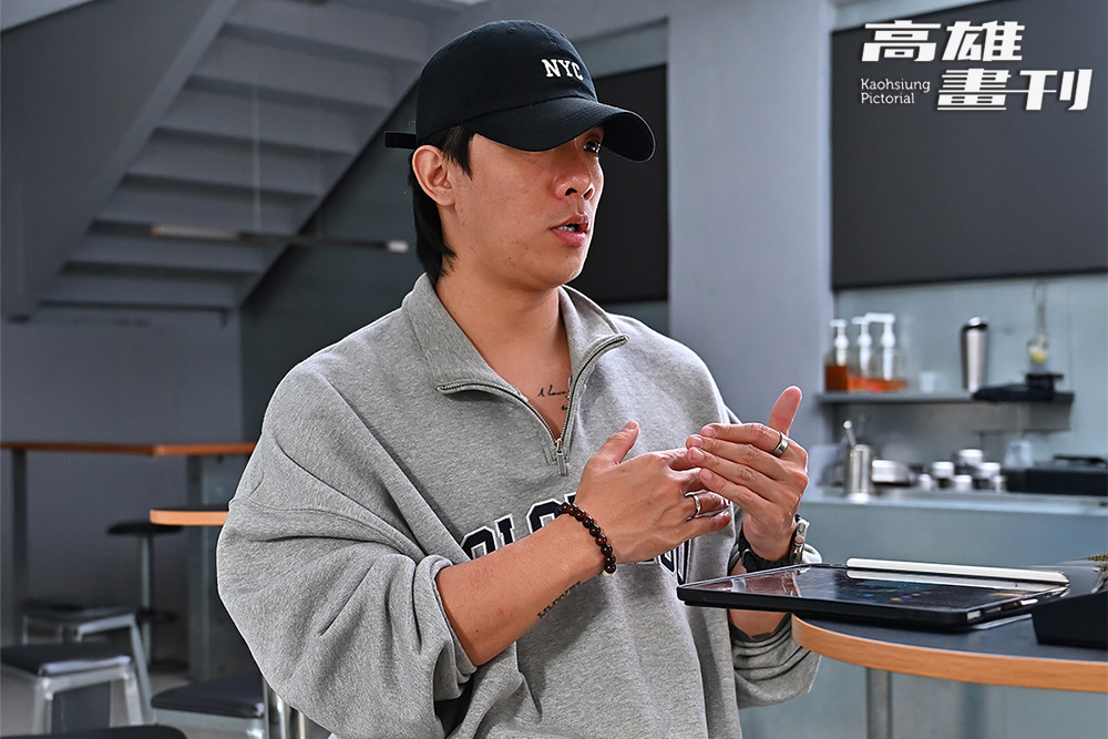 OFFLINE店長Evan分享，透過空間設計與氣氛營造，從短期活動延伸為粉絲日常交流的情感節點，累積商圈的文化厚度。(攝影/Carter)