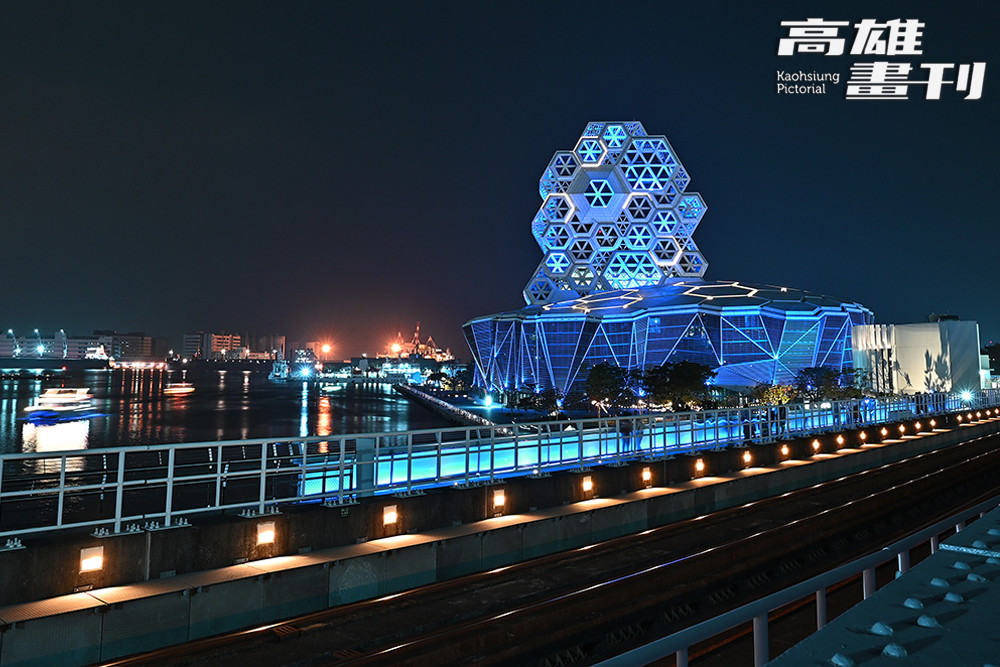 今年1月，高雄亮起寶藍燈光，迎接來自各地的E.L.F.，整座城市瞬間變成粉絲打卡熱點。(攝影/Carter)