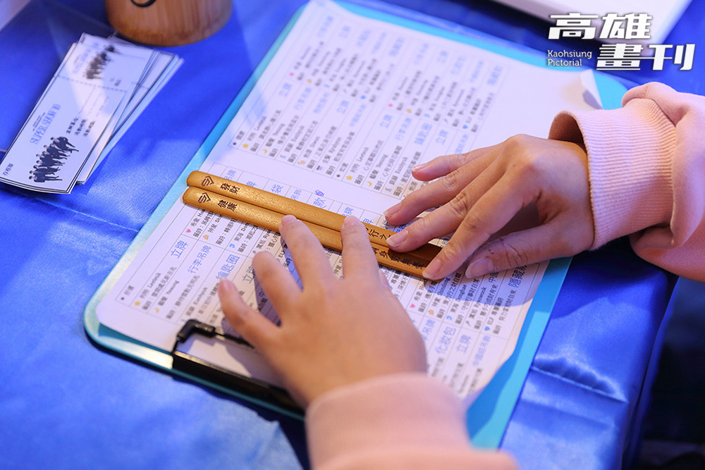 主辦方透過創意將偶像語錄轉化為療癒的「解籤」互動，讓領取應援小物不再只是單向贈與，而是一場溫暖的交流。(攝影/Carter)