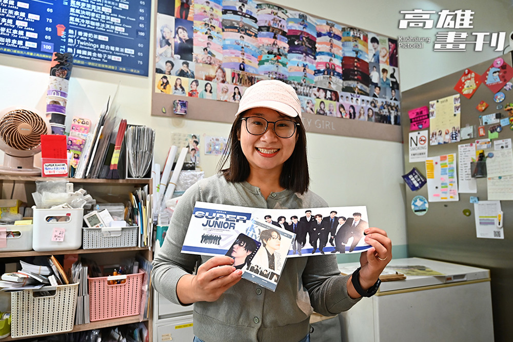 淘氣女孩店的應援牆，擺滿明星杯套與粉絲小物，滿滿的追星回憶感。(攝影/Carter)