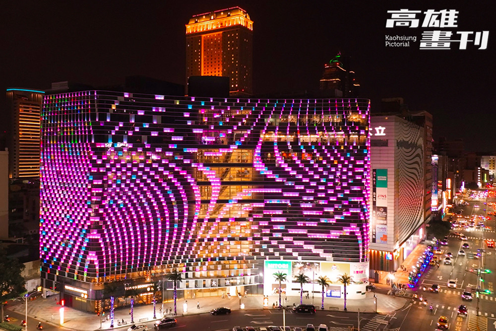 BLACKPINK的粉紅燈光應援在社群掀起熱烈討論，也吸引企業熱情響應，圖為大立百貨。(圖片提供/高雄市政府新聞局)