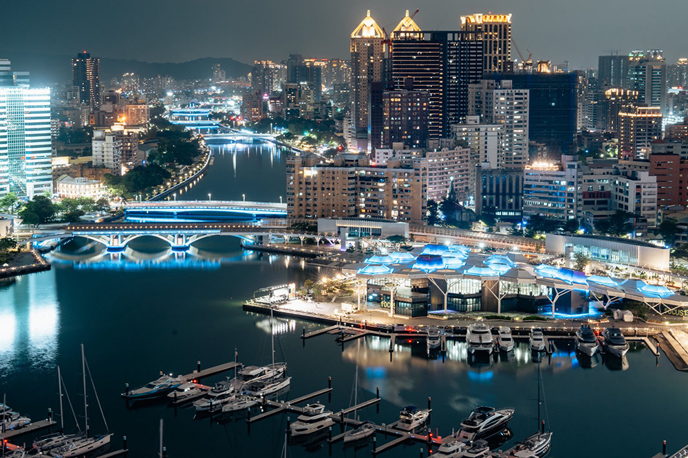 「全城應援」的魔力跨越年齡界線，店家發現，就連平時不常追星的長輩也會好奇詢問，圖為TWICE應援燈光。(圖片提供/高雄市政府文化局)