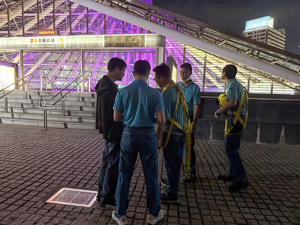 文化局團隊在捷運美麗島站與高雄捷運公司討論BLACKPINK應援燈光。(圖片提供/高雄市政府文化局)