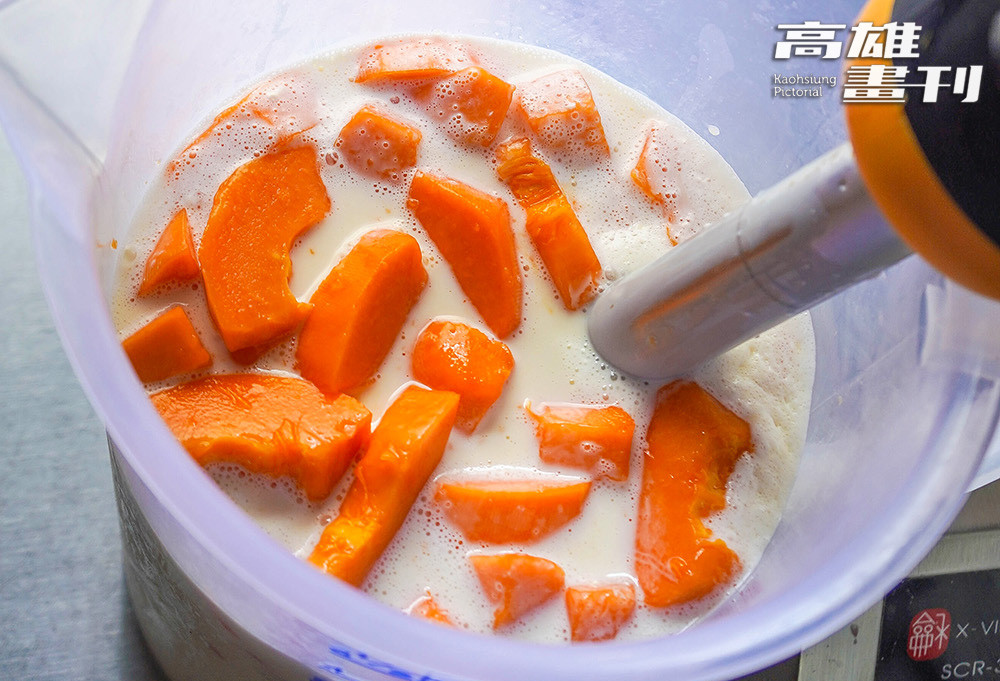 木瓜牛奶冰淇淋講究新鮮現做真材實料，完美還原高雄在地風味。(攝影/李瑰嫻)