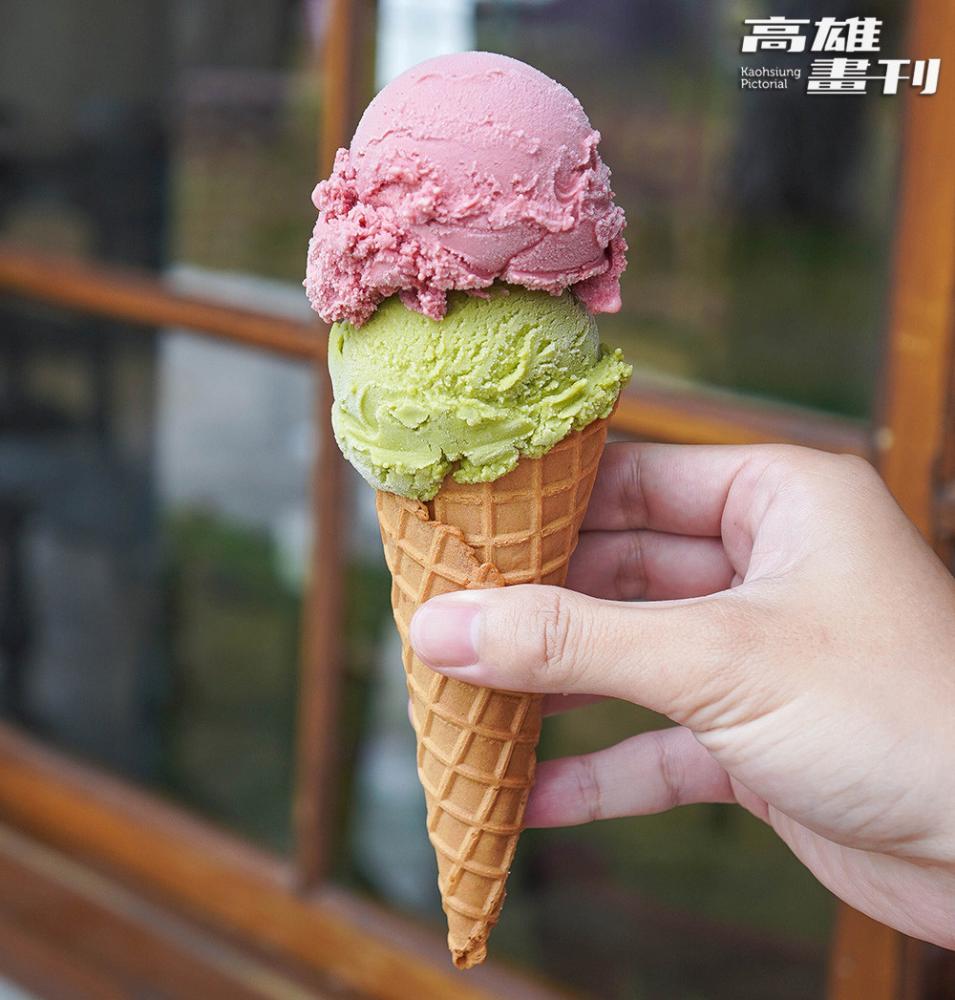 紅絲絨咖啡冰淇淋（上）與泰奶綠冰淇淋（下）交織出鮮明層次，風味濃郁又富有變化。(攝影/李瑰嫻)
