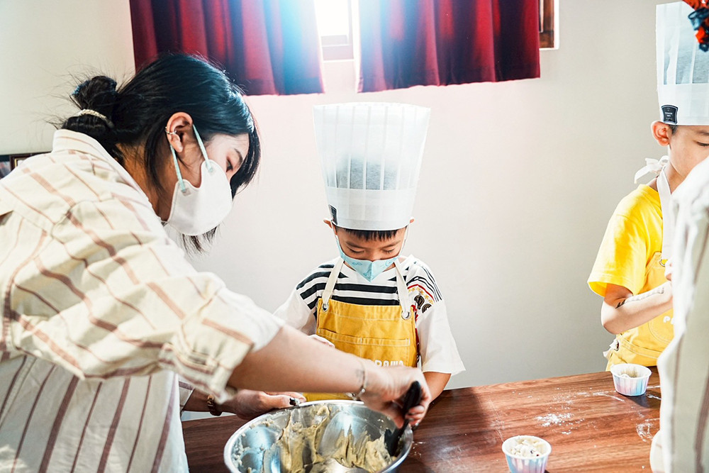 店內不定期開辦烘焙課程，帶領小朋友學習以膠原取代傳統吉利丁添加物，兼顧健康與實作樂趣。(圖片提供/Eriel Gelato愛莉兒)