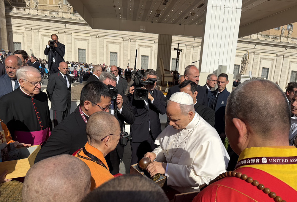 去（2025）年10月底在梵諦岡臺灣代表獻上張桂維的作品「聖杯」致贈新任天主教教宗良十四世，讓教宗眼睛為之一亮。（圖片提供/張桂維）