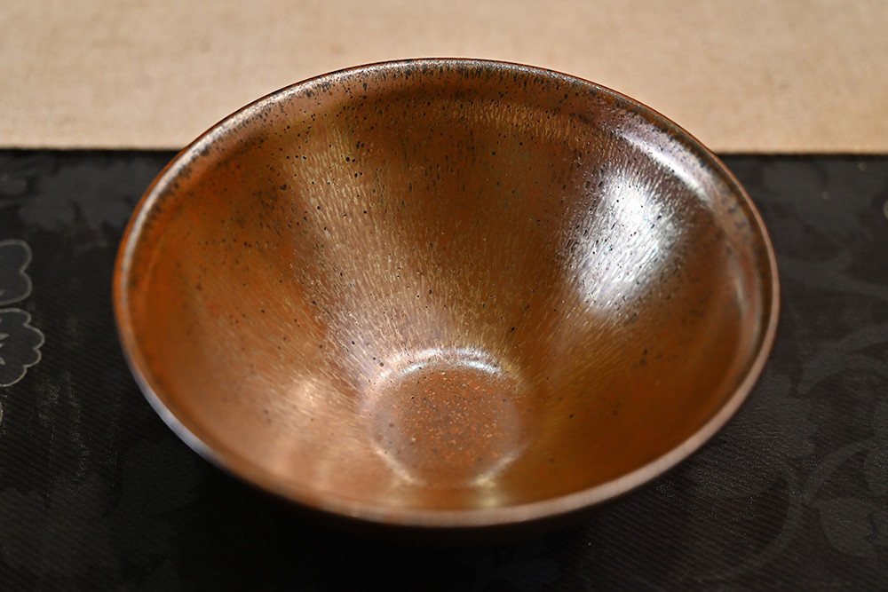 2015年張桂維燒出金絲兔毫天目釉，細如兔毛的紋路閃耀金色光芒。（攝影/Carter）