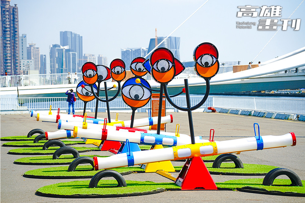 澳洲燈光互動設計工作室Amigo & Amigo於駁二淺三碼頭打造的公共藝術裝置《好奇翹翹板 CURIOSITY》。（攝影/曾信耀）