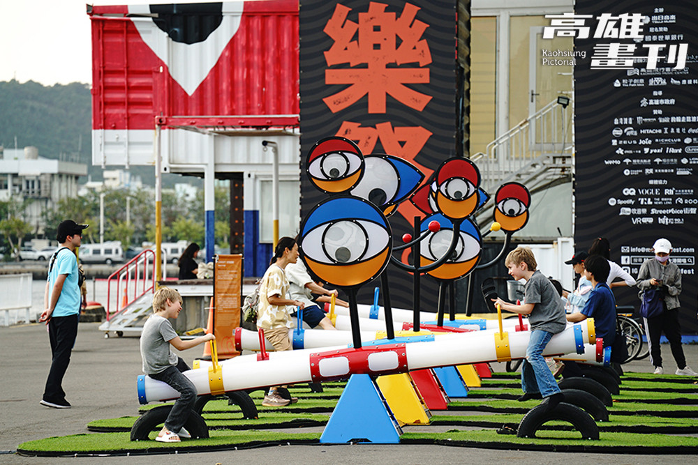 《好奇翹翹板》由6座帶有聲光效果的翹翹板組成，每次的升降都會有巨型大眼看著體驗者。（攝影/曾信耀）