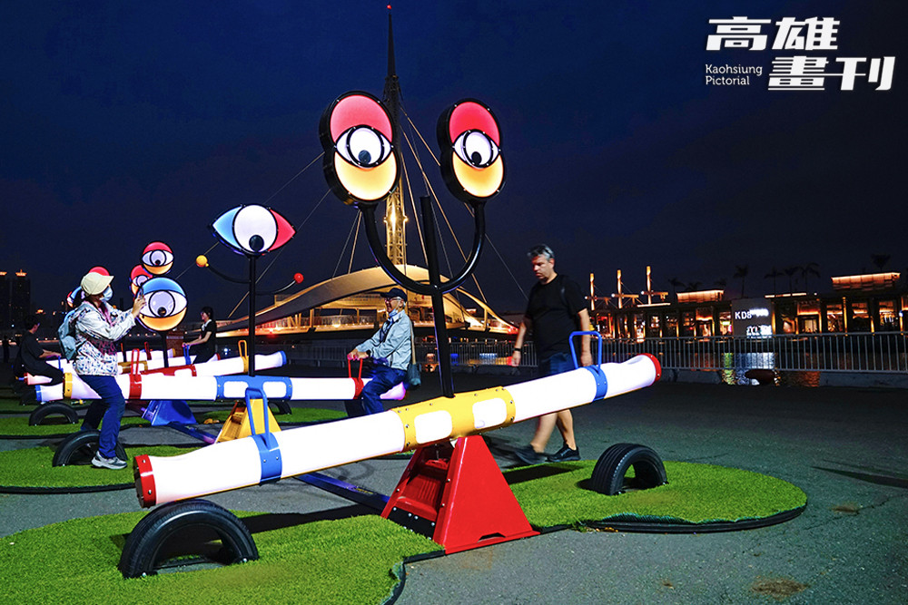 紅色熱情、黃色希望、藍色海洋，是《好奇翹翹板》的三個主要顏色。（攝影/曾信耀）