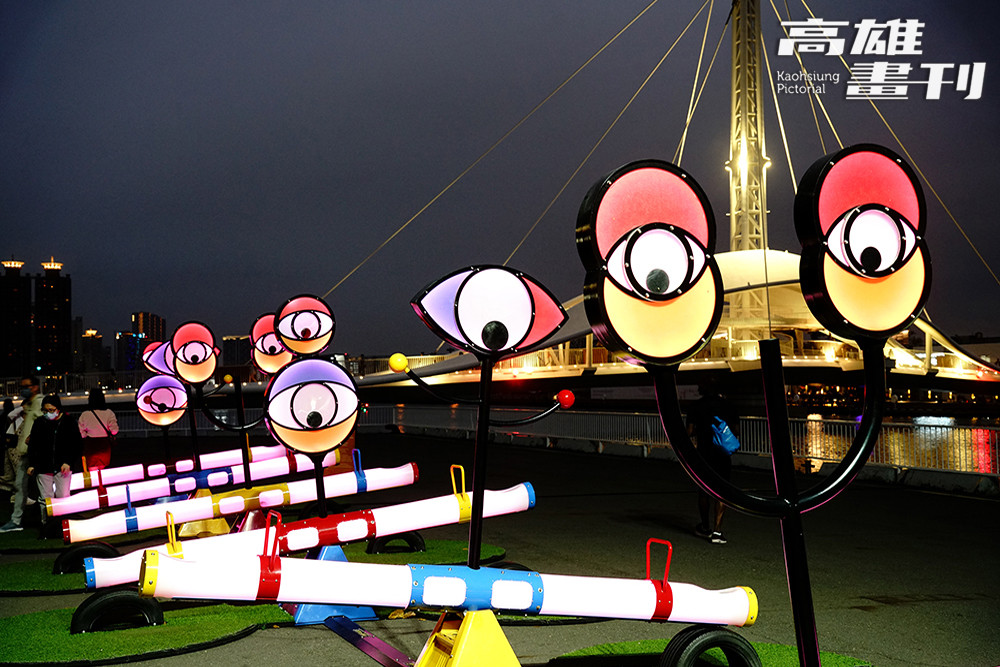 夜晚的《好奇翹翹板》在絢麗的光影中呈現截然不同的風貌。（攝影/曾信耀）