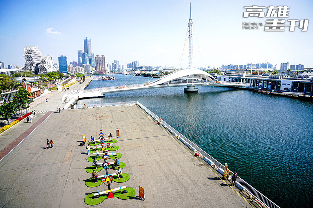 《好奇翹翹板》設置於駁二大港橋旁淺三碼頭上。（攝影/曾信耀）