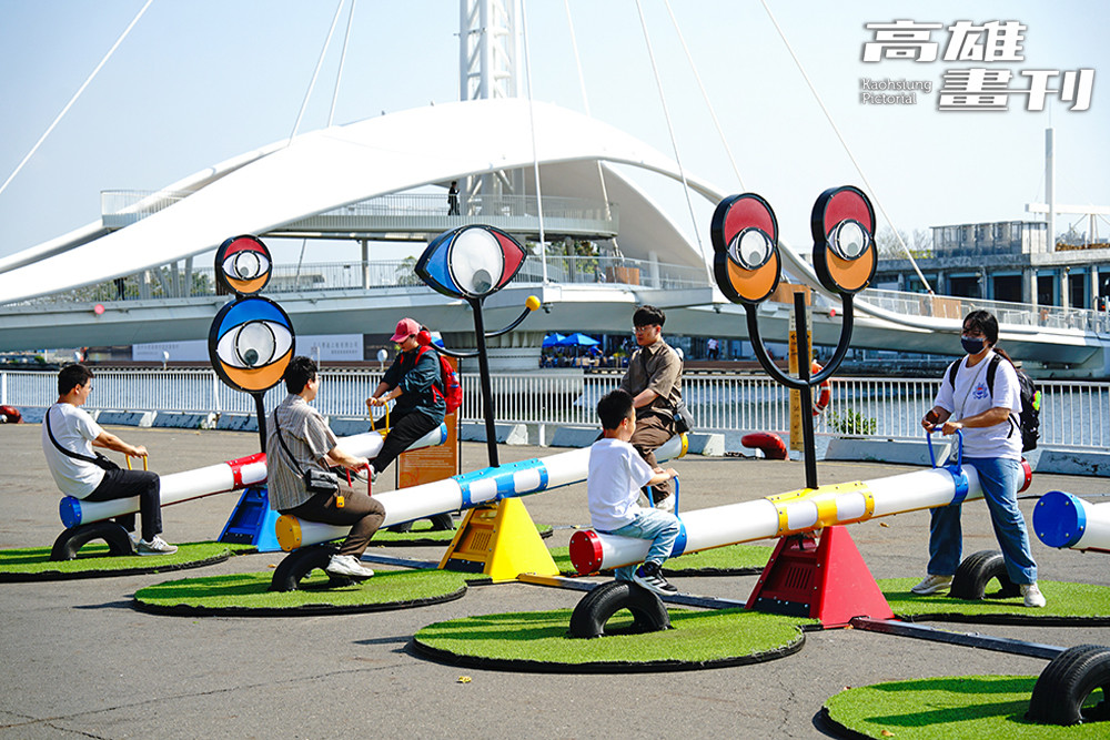 《好奇翹翹板》受到大朋友及小朋友的喜愛。（攝影/曾信耀）