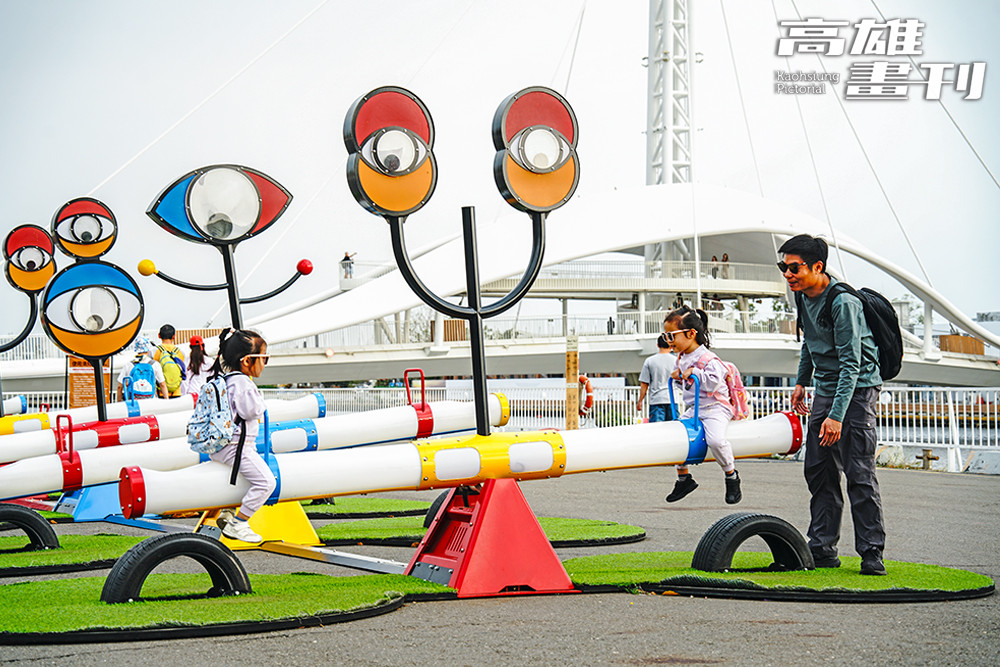《好奇翹翹板》為城市增添許多歡笑聲，成為港邊新地標。（攝影/曾信耀）