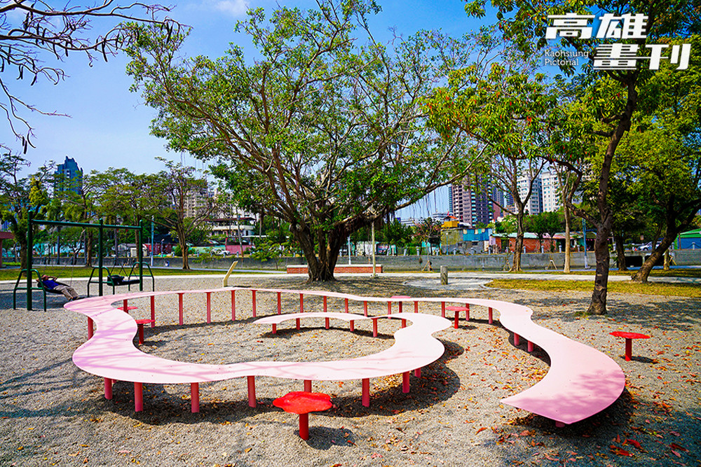 帶有盤花意象的「飄帶座椅」造型柔美。（攝影/曾信耀）